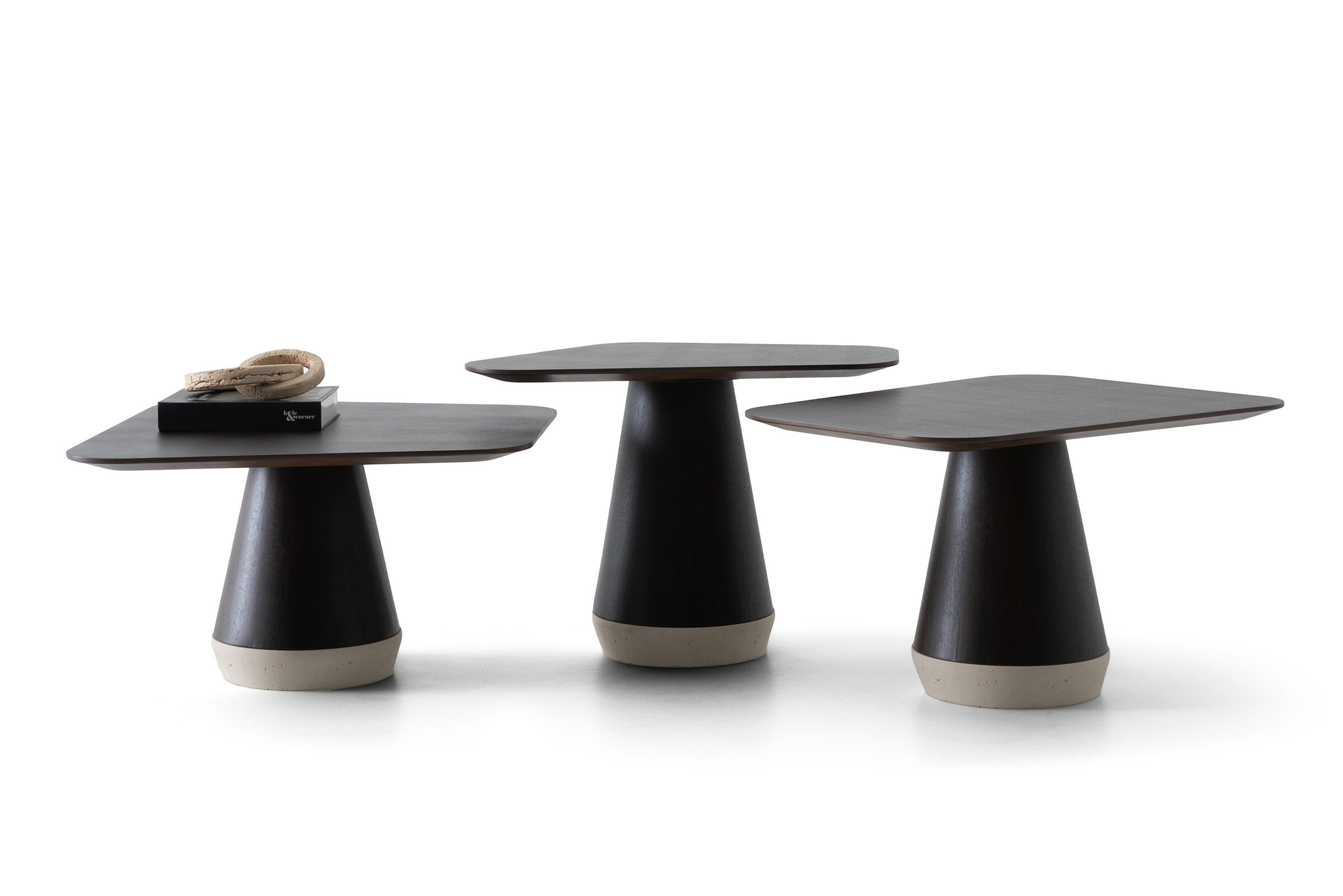 Vue de profil du set de tables Arte