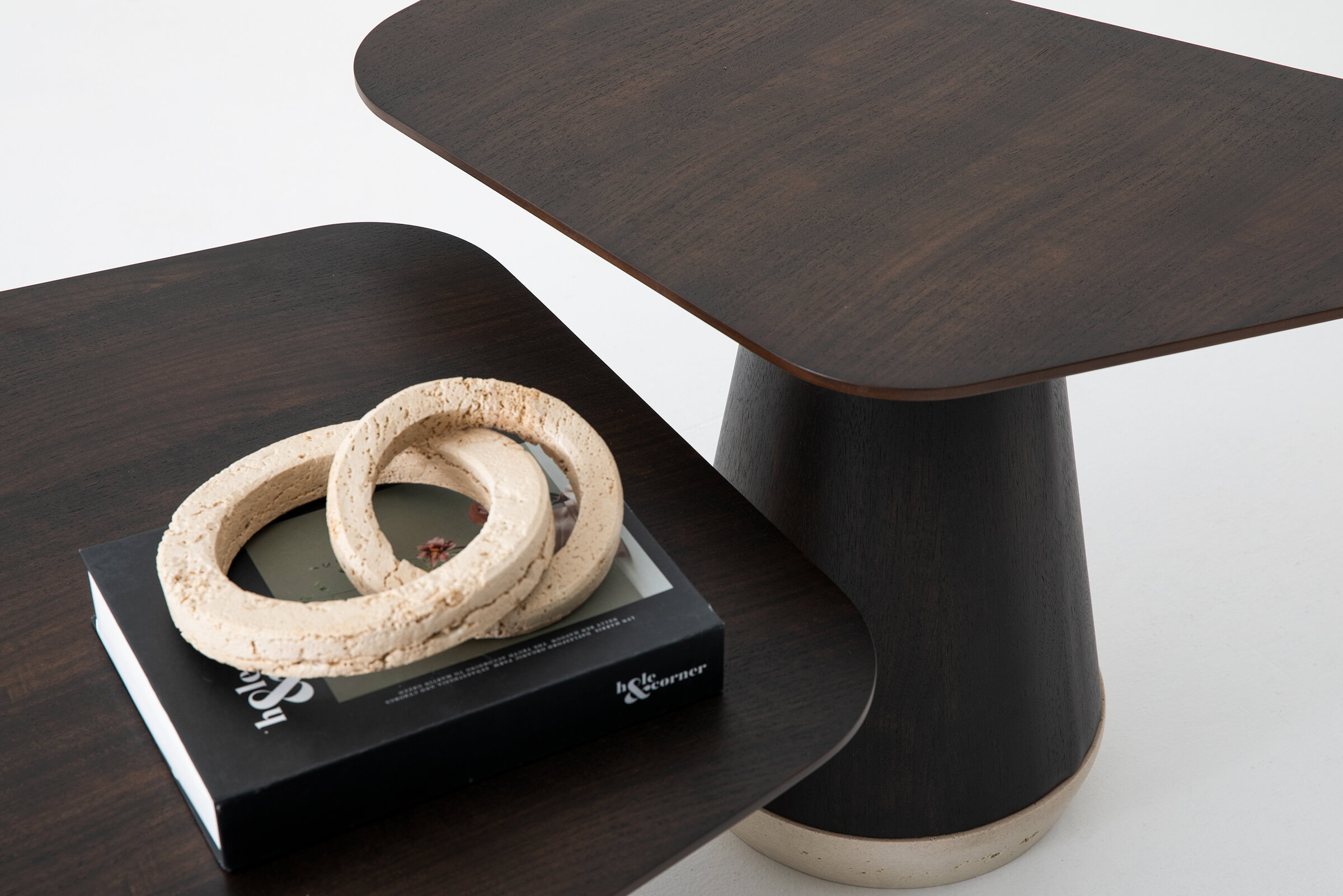 Table basse moyenne Arte sur fond blanc