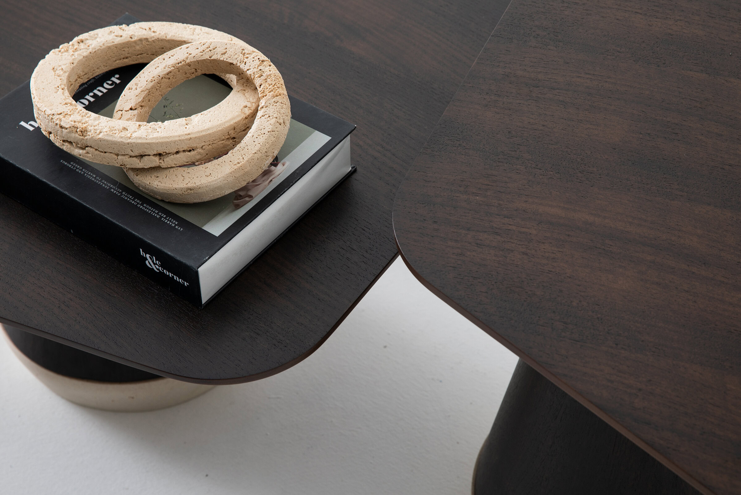 Vue de profil de la table basse moyenne Arte