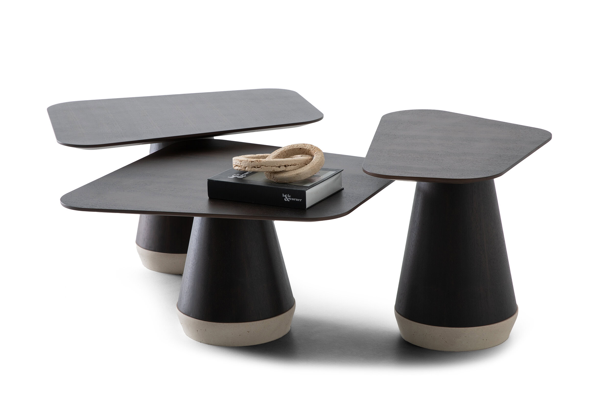 Vue de profil de la table basse courte Arte