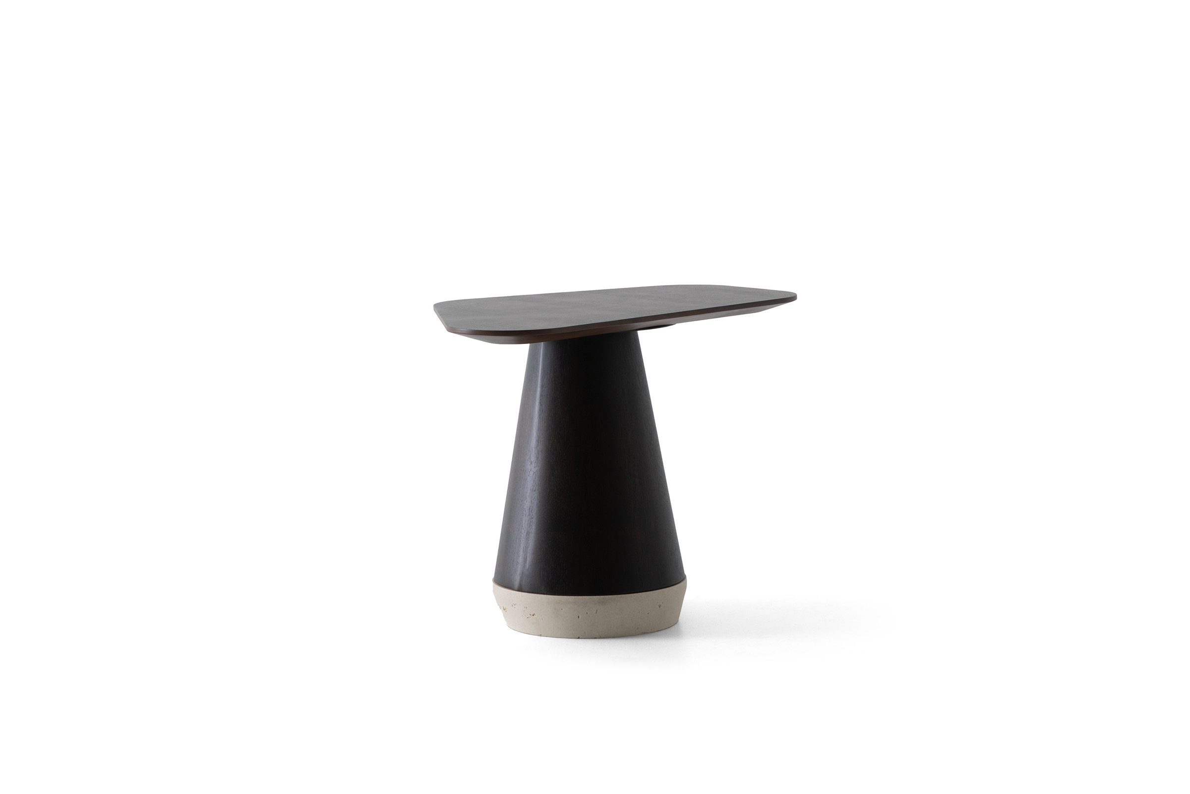 Table basse longue Arte sur fond blanc