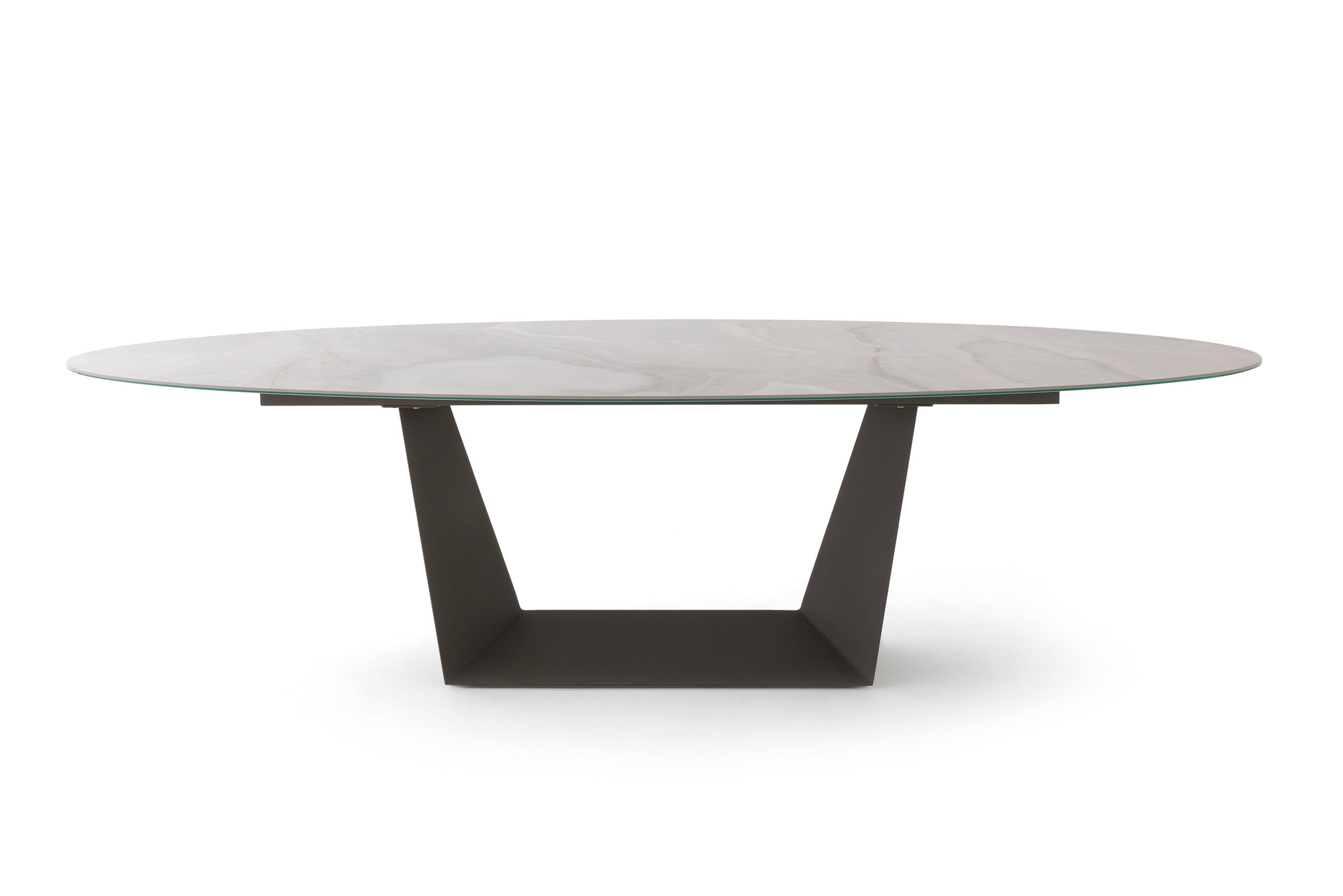 Table Avorio sur fond blanc, vue de face