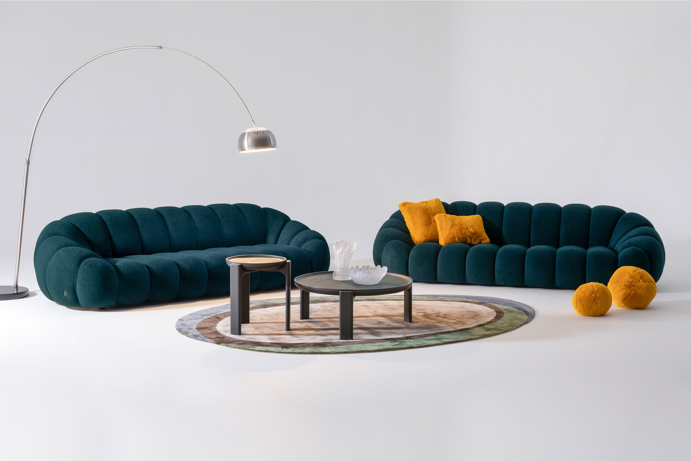 Détail des formes arrondies du canapé Bibendum bleu