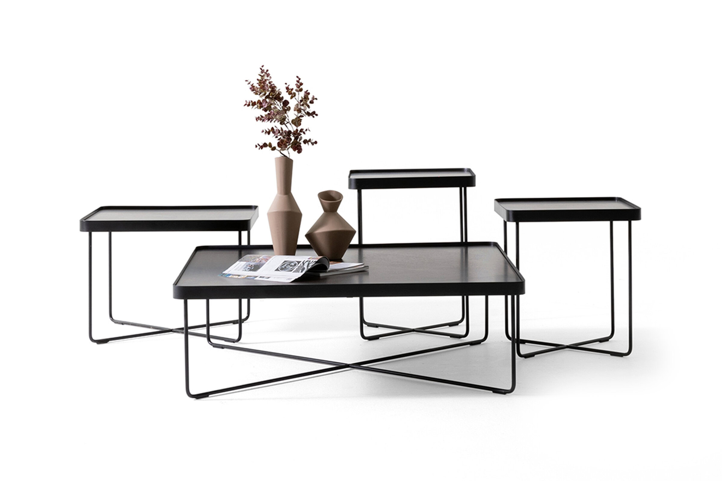 Vue de profil de la grande table Forte Walnut