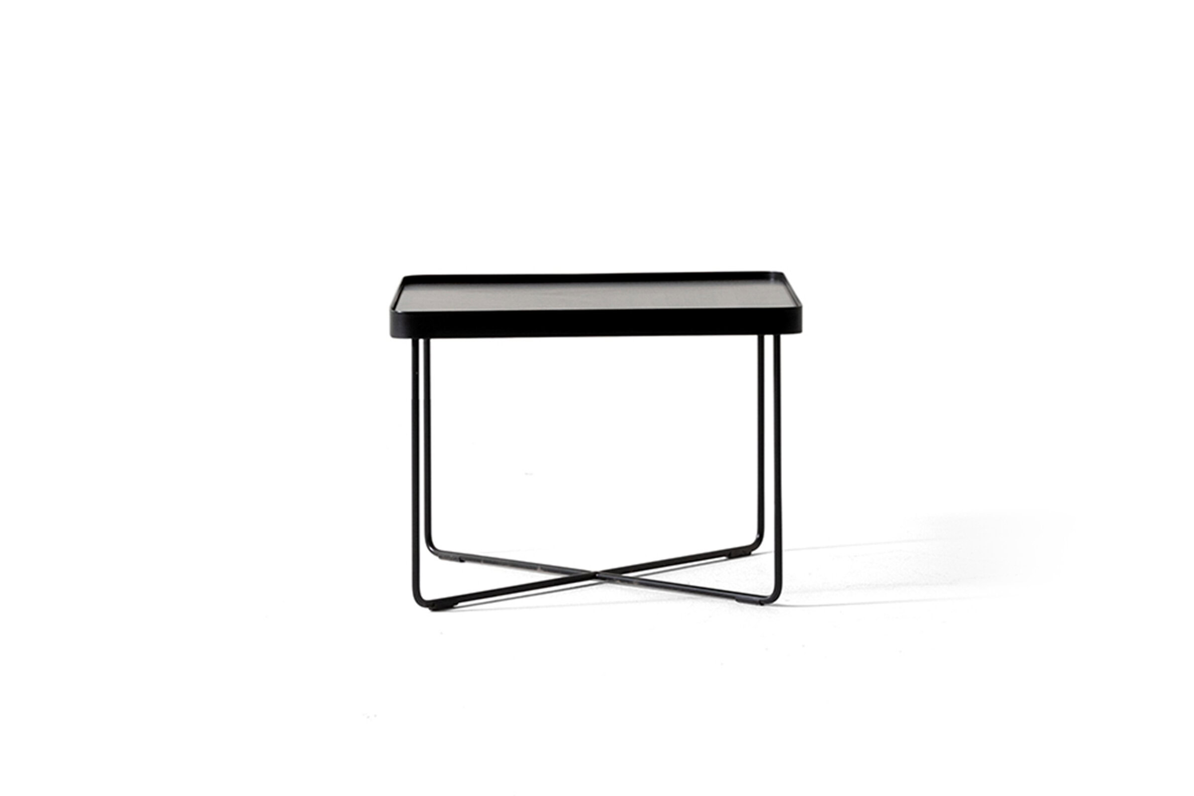 Petite table basse Forte Walnut sur fond blanc