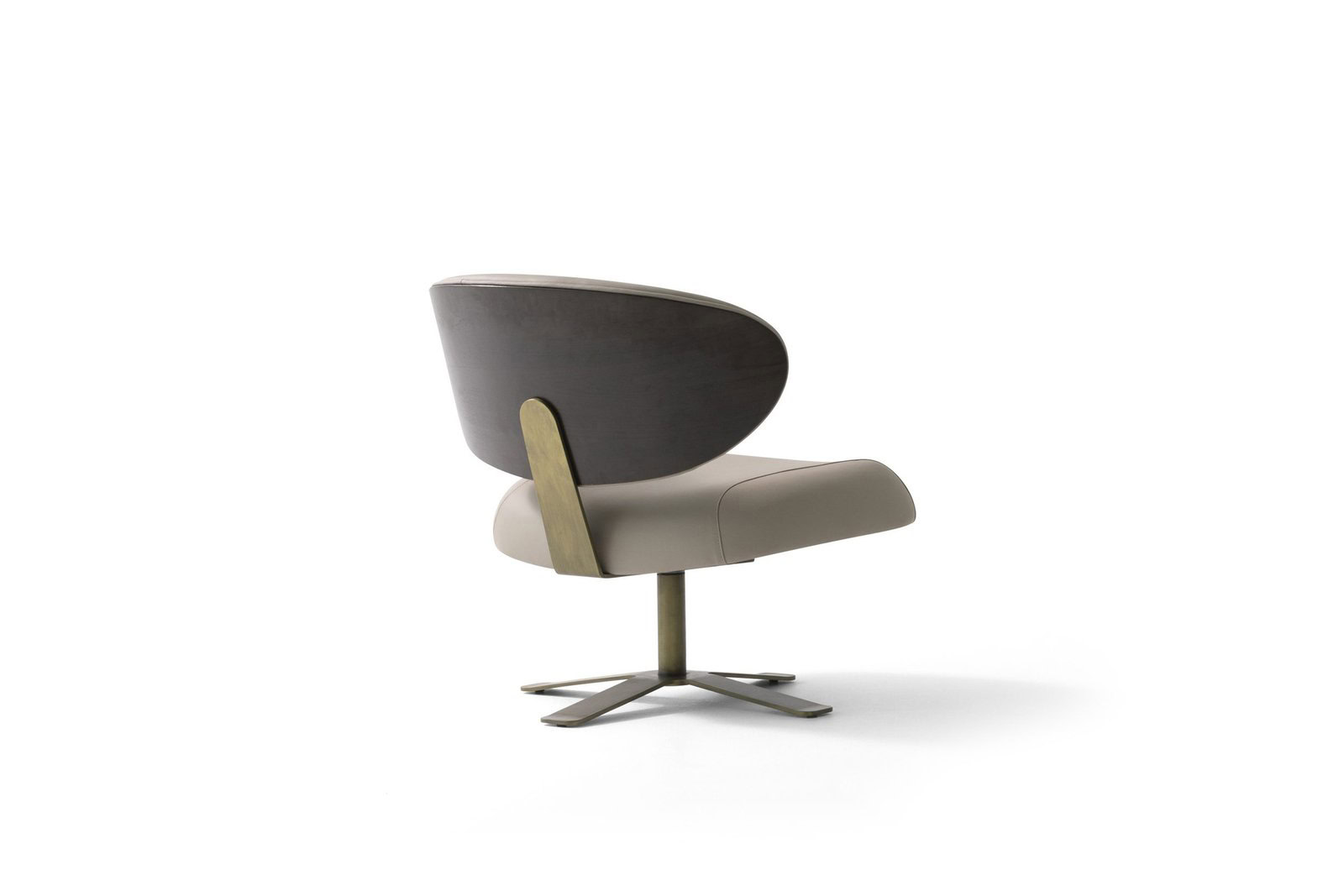 Fauteuil Leo sur fond blanc, vue de face