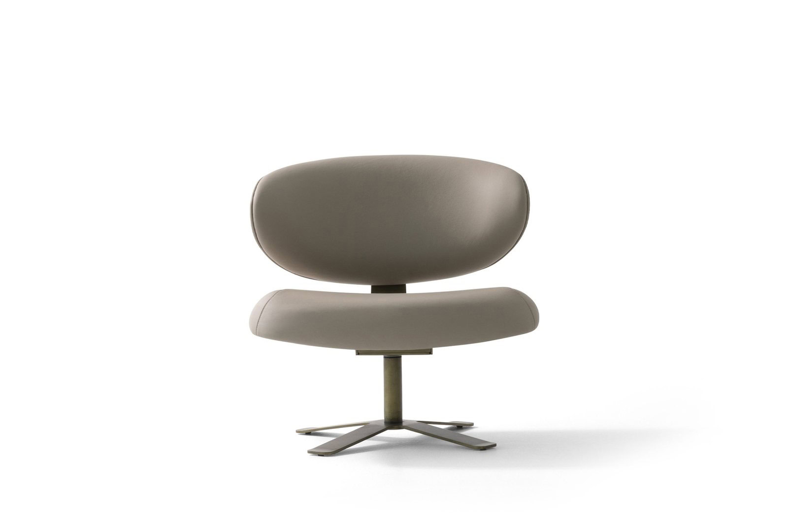 Fauteuil Leo sur fond blanc, vue de trois-quarts