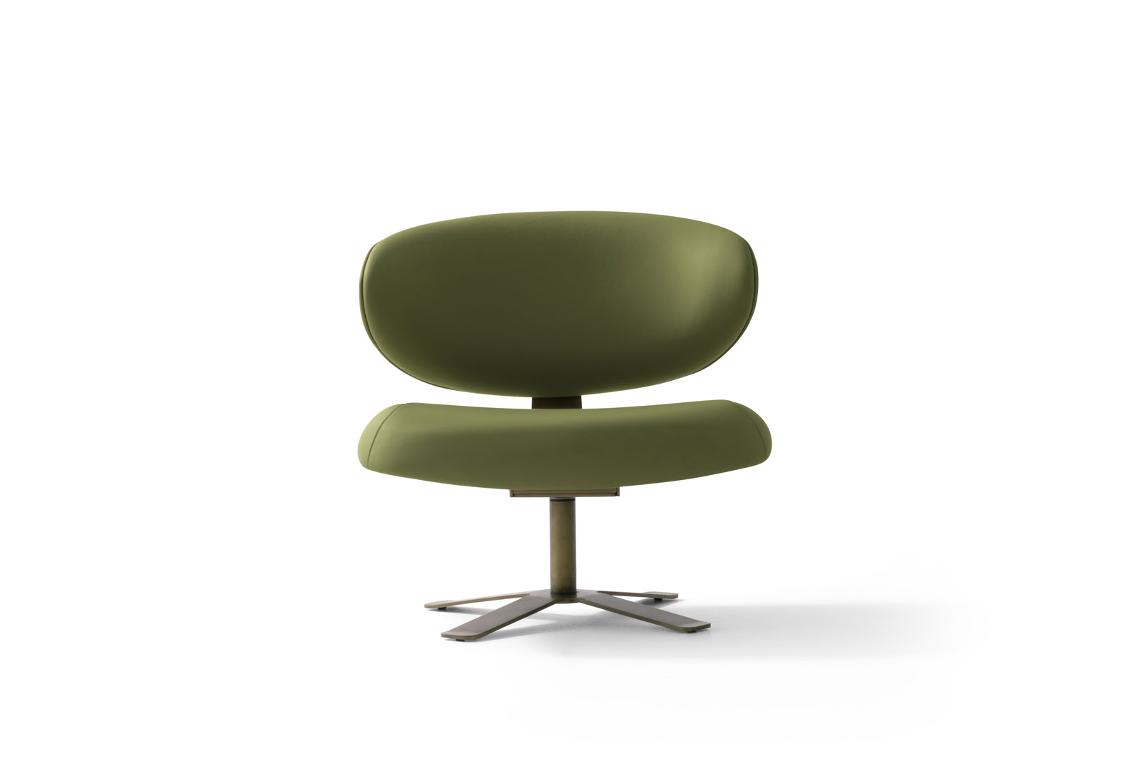 Fauteuil Leo sur fond blanc, vue de trois-quarts avant