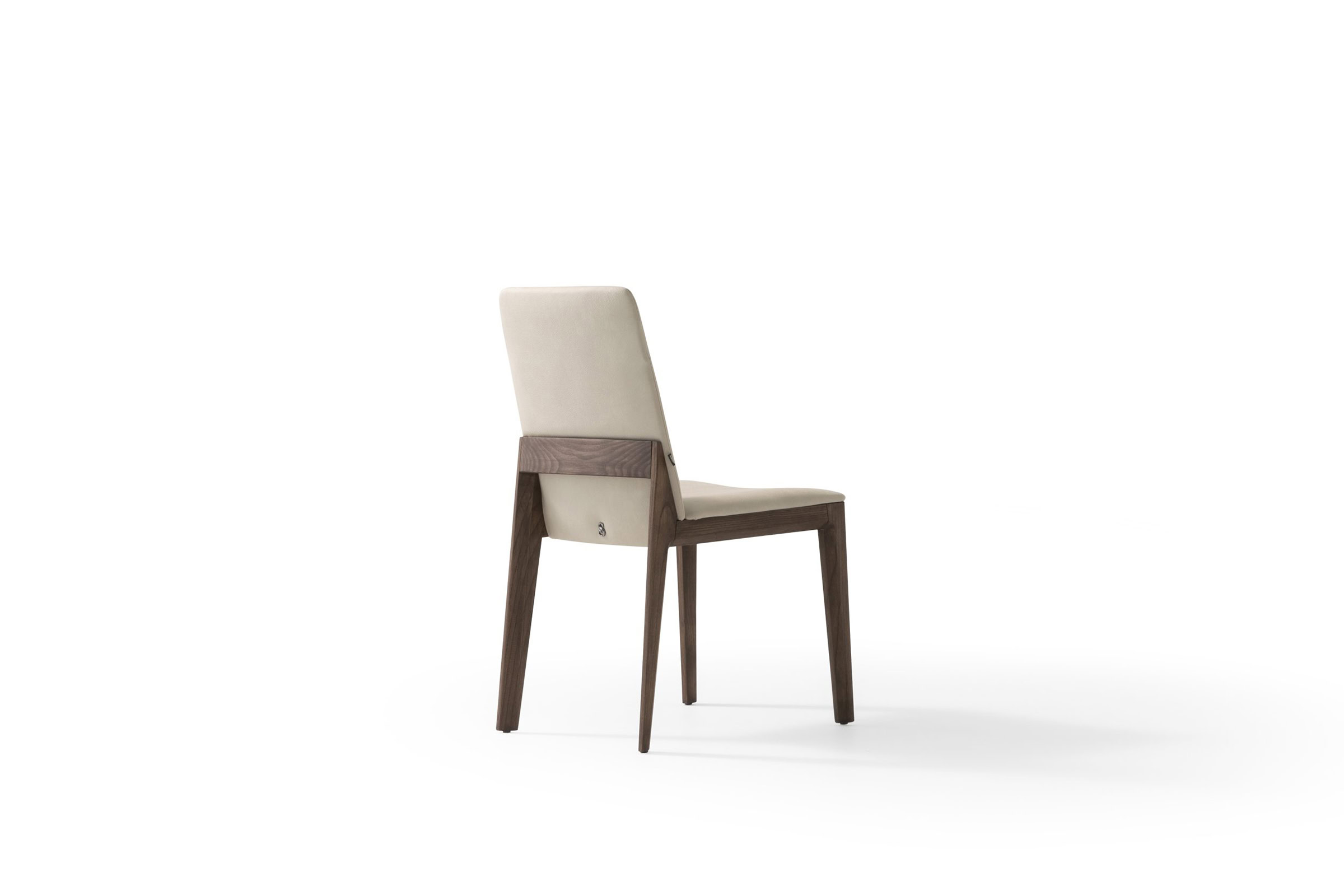 Chaise Line sur fond blanc, vue de trois-quarts