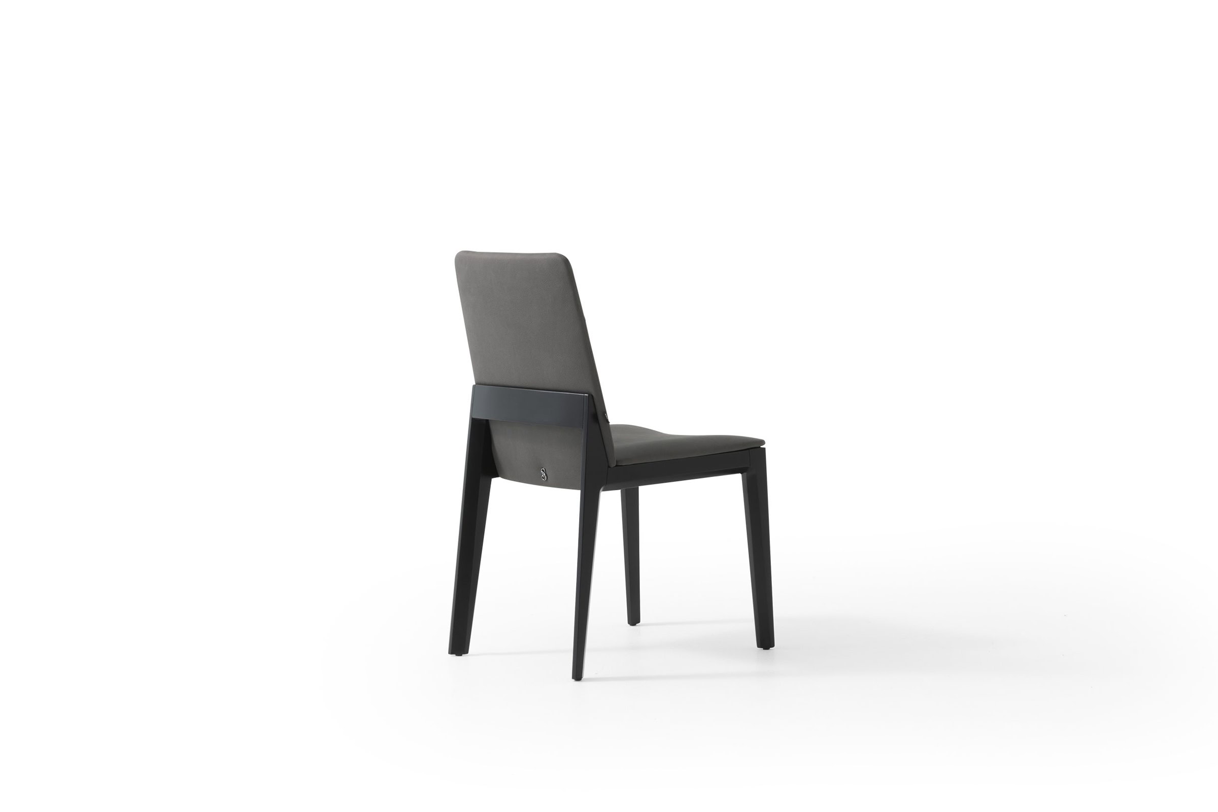 Chaise Line sur fond blanc, vue arrière trois-quarts