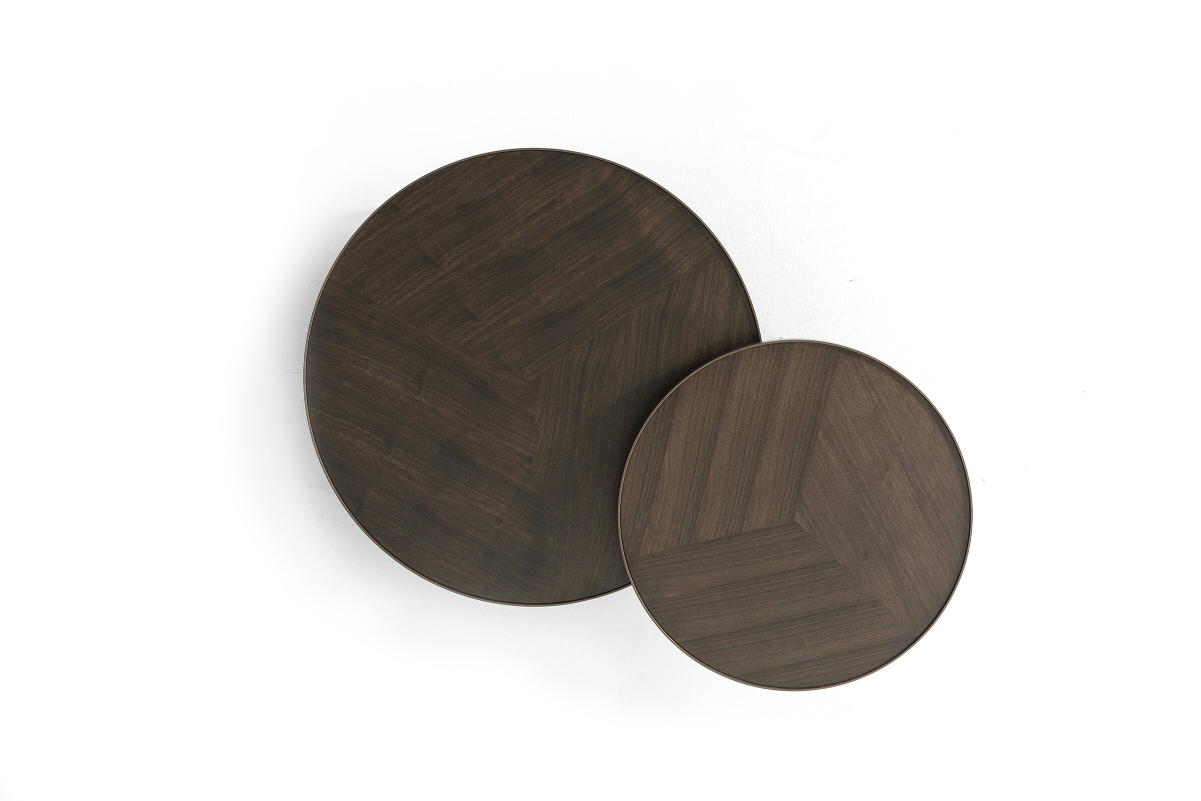 Vue de profil du set de tables Mergui