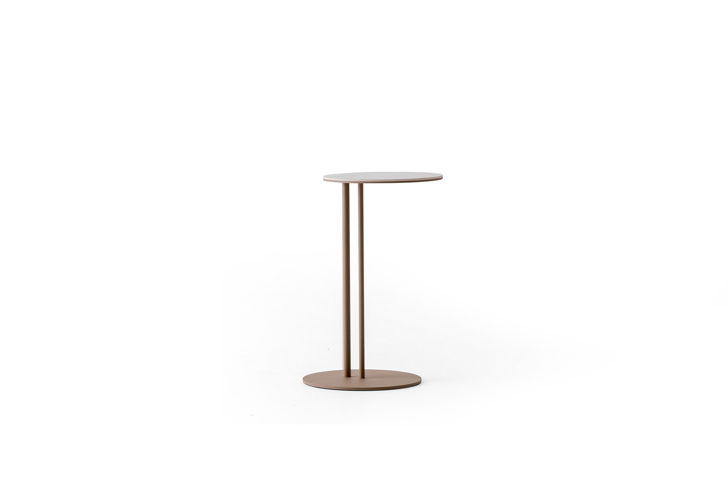 Table d'appoint Pandora sur fond blanc