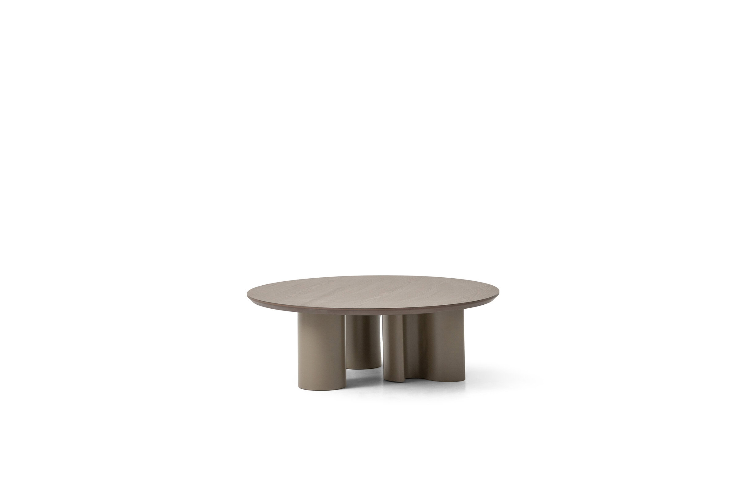 Table basse centrale Pera en noyer sur fond blanc