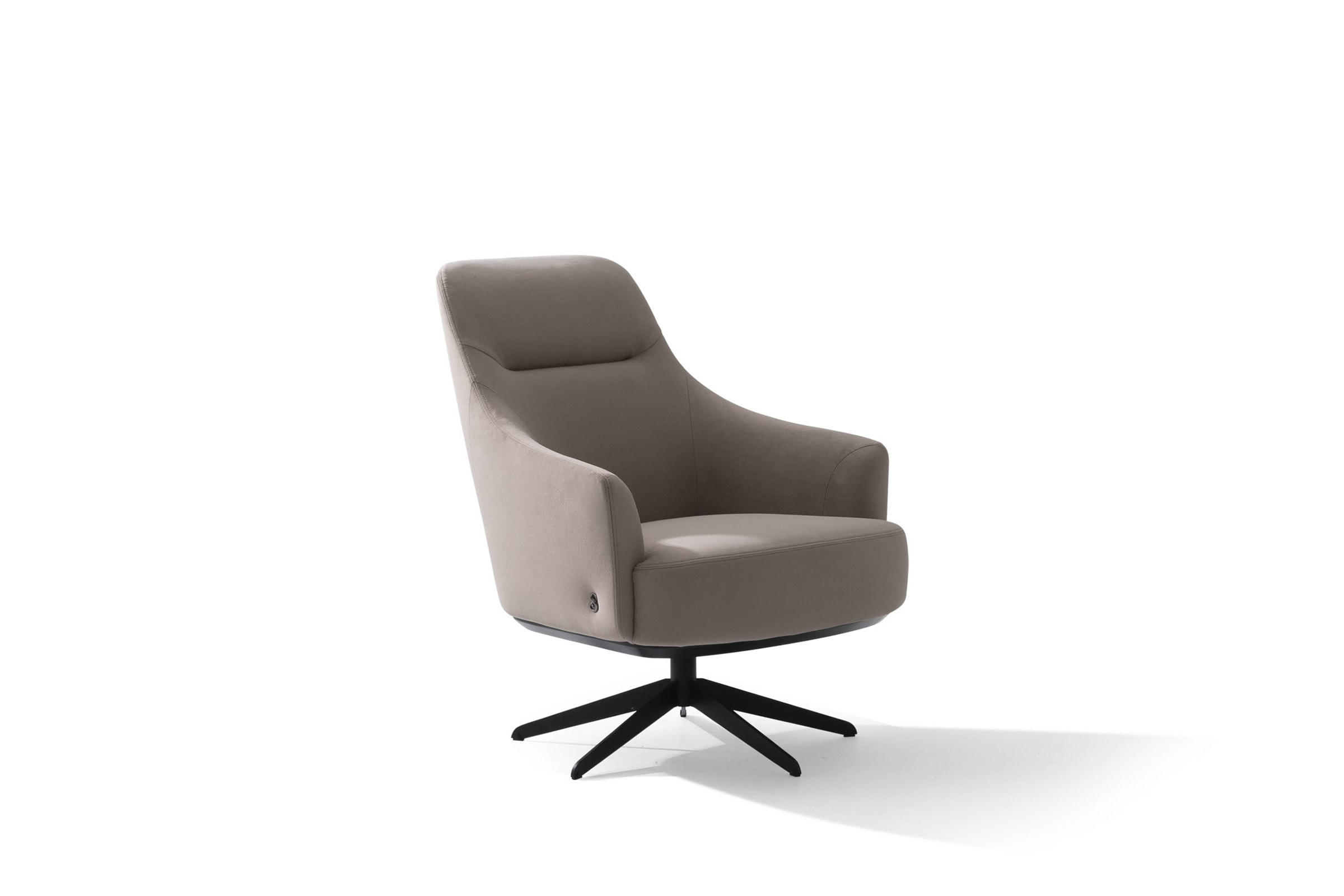 Fauteuil Piri sur fond blanc, vue de face