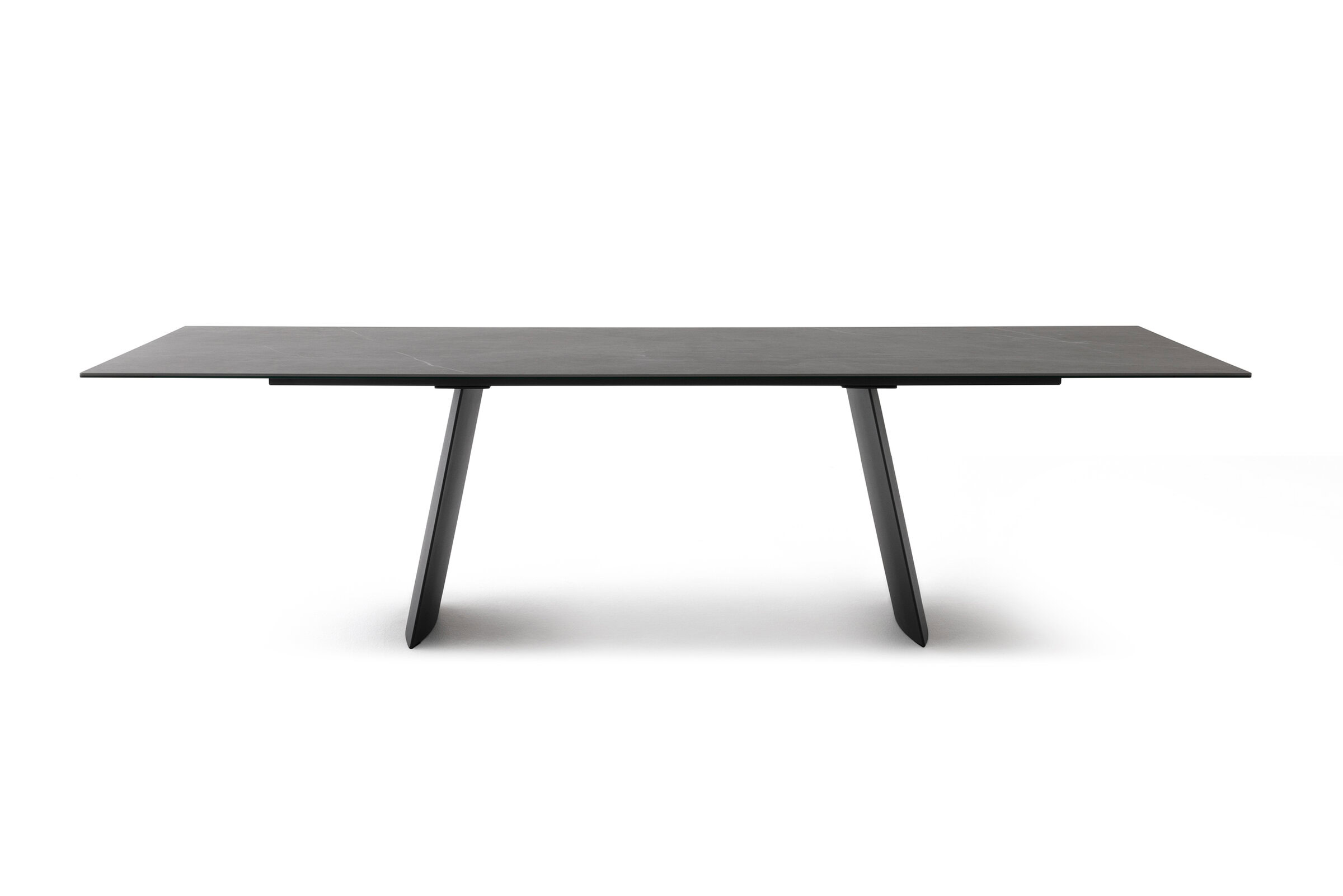 Table Quartz sur fond blanc, vue de trois-quarts