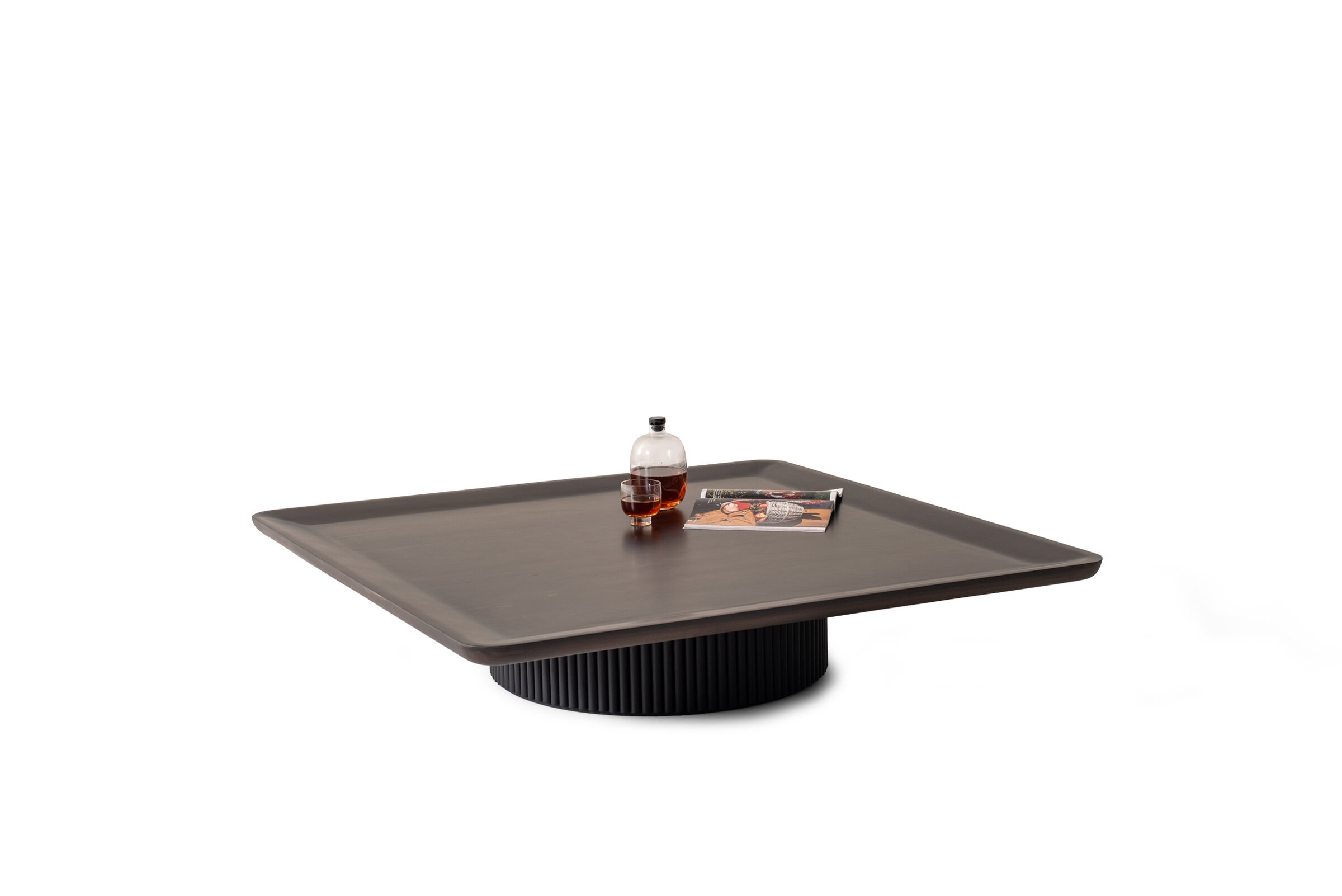 Table basse Solid avec plateau en bois sur fond blanc