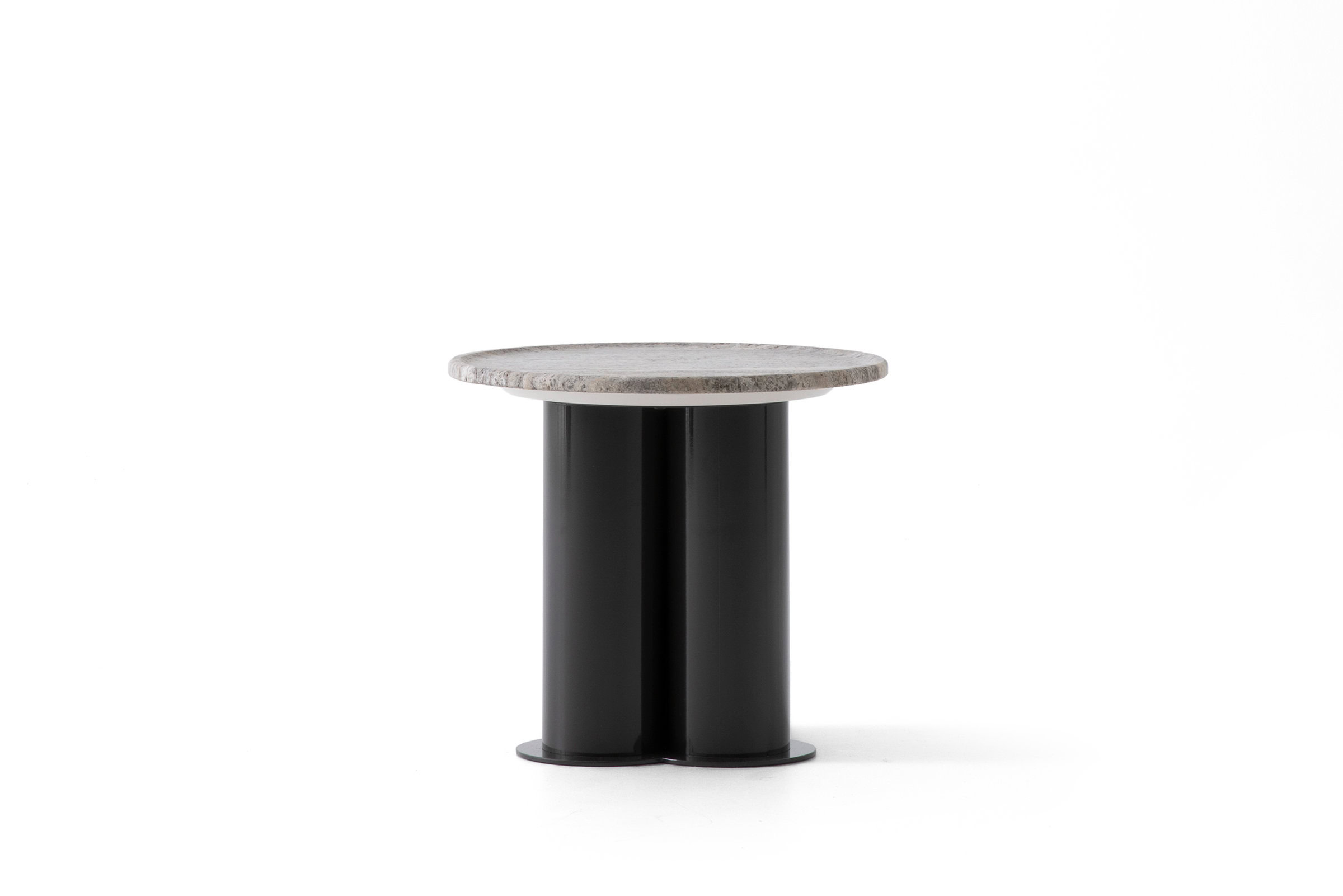 Table d'appoint courte Trio sur fond blanc