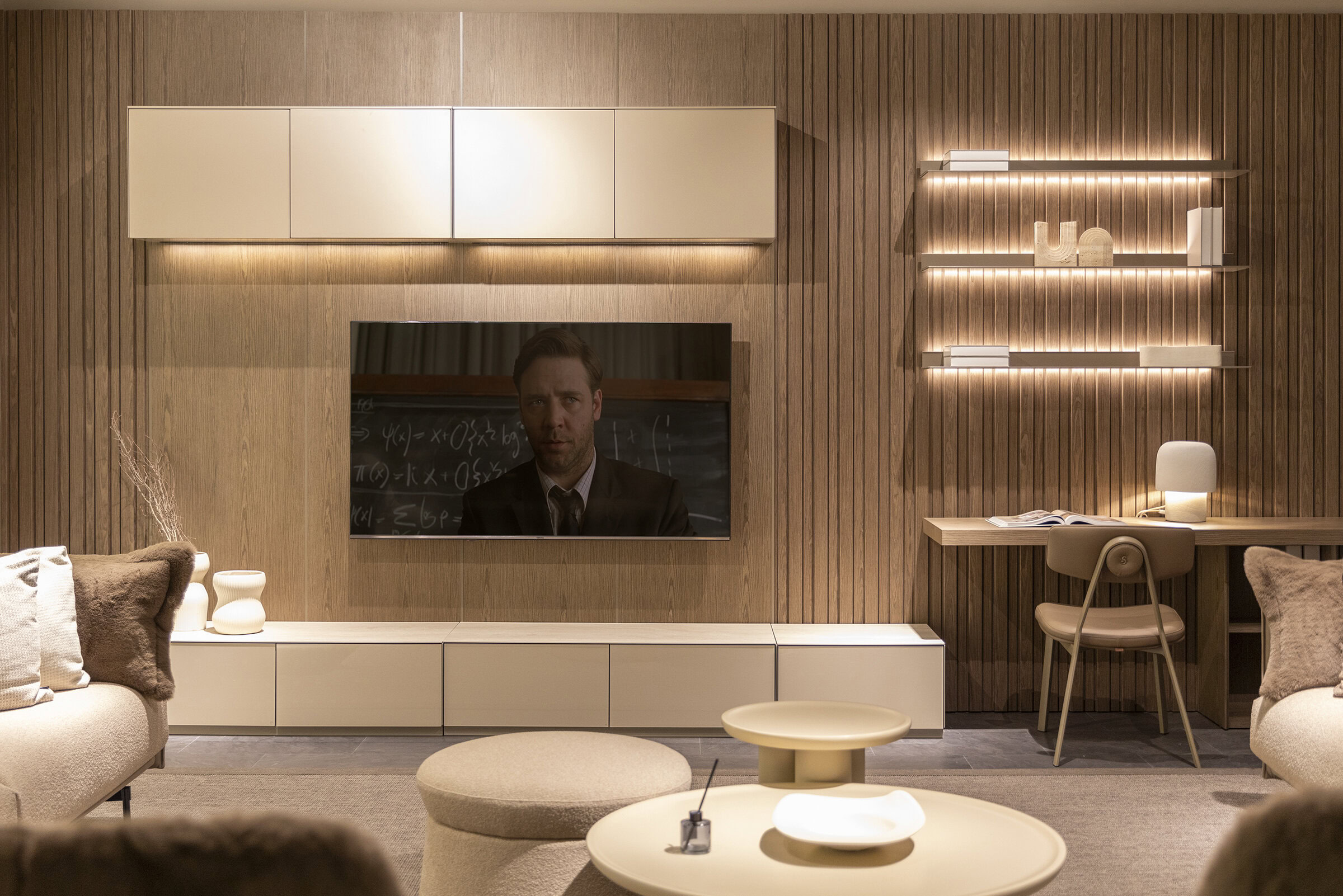 Composition murale Gama dans un salon élégant