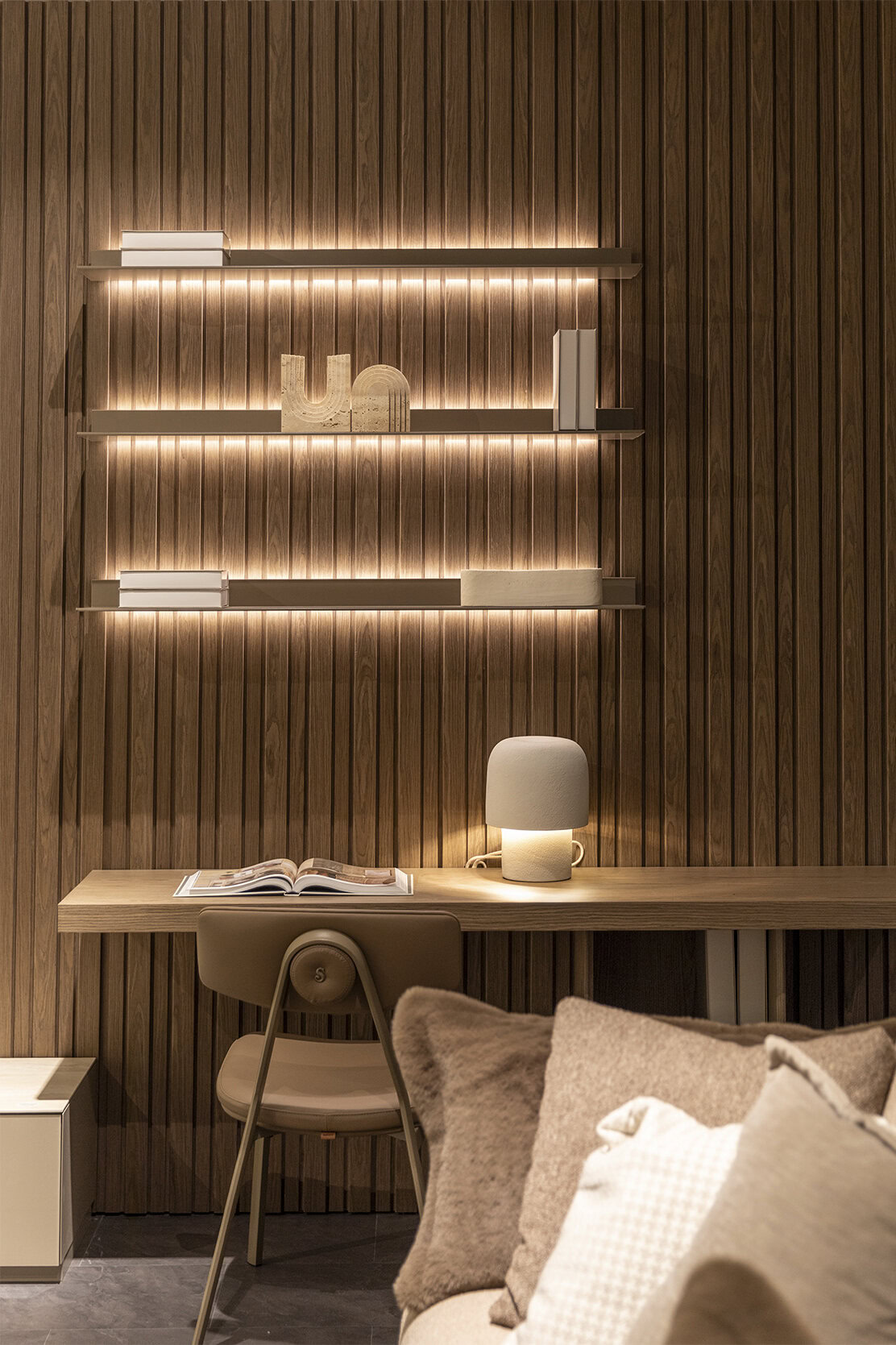 Rangements fermés et ouverts du meuble Gama