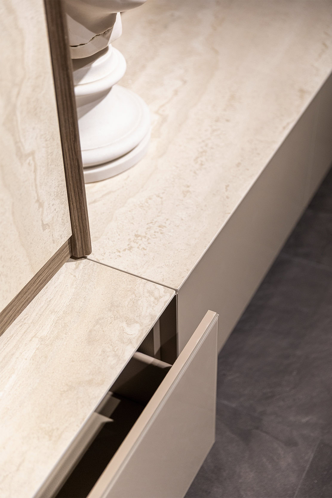 Espace bureau intégré au système mural Gama